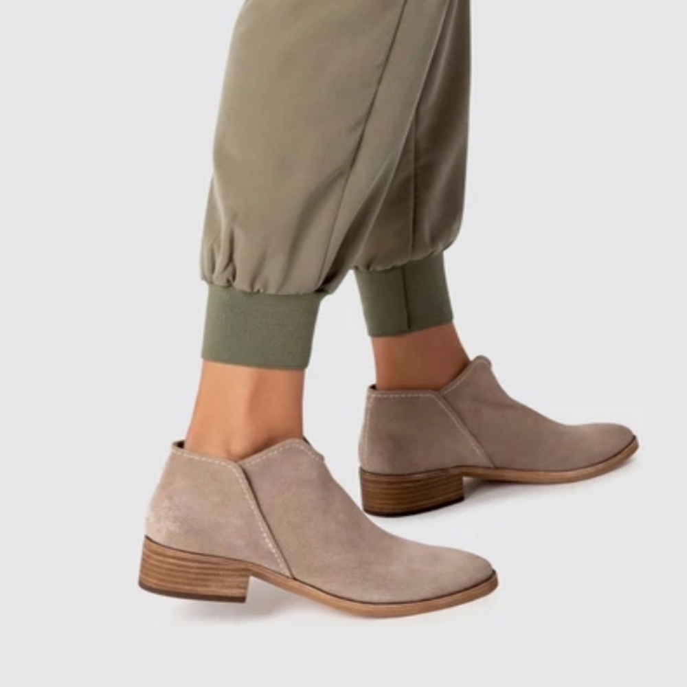 Dolce Vita dark taupe suede ankle booties sz 9
